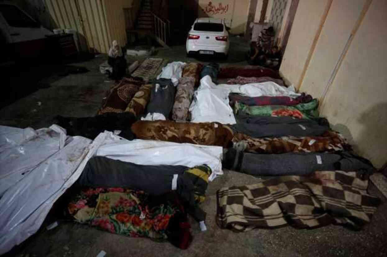 İsrail, Gazze'de Nuseyrat Mülteci Kampı'ndaki okulu vurdu! En az 39 kişi hayatını kaybetti  İsrail, Gazze&#8217;de Nuseyrat Mülteci Kampı&#8217;ndaki okulu vurdu! En az 39 kişi hayatını kaybetti israil gazze de nuseyrat multeci kampi ndaki 17403133 7145 m