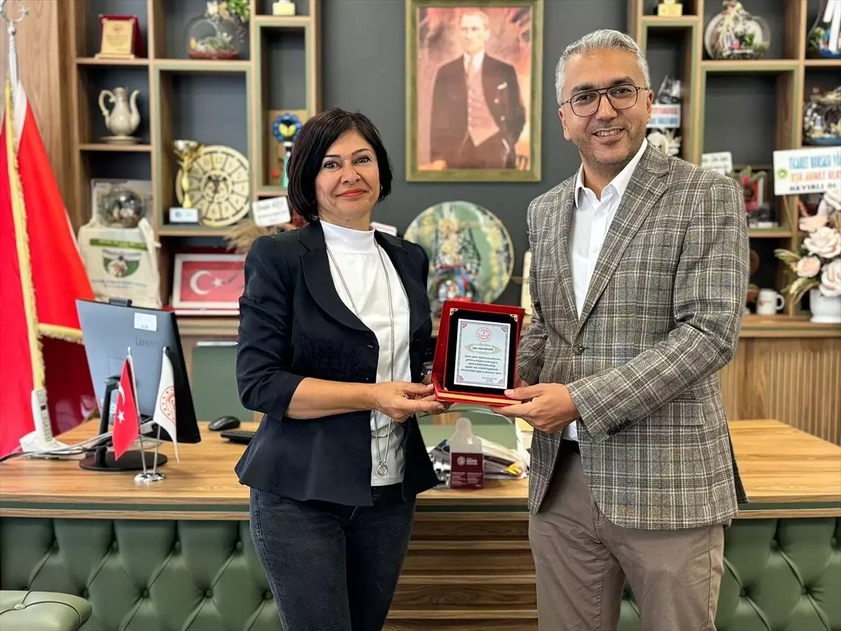 Karapınar İlçe Milli Eğitim Müdürü Emekli Öğretmenleri Ödüllendirdi