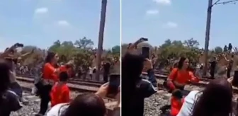 Raylarda selfie çekmek isteyen kadına tren çarptı