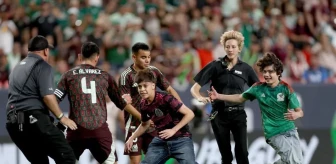 Meksika ve Uruguay arasında oynan dostluk maçında çıkan olaylar nedeniyle hakem, maçı tatil etmek zorunda kaldı