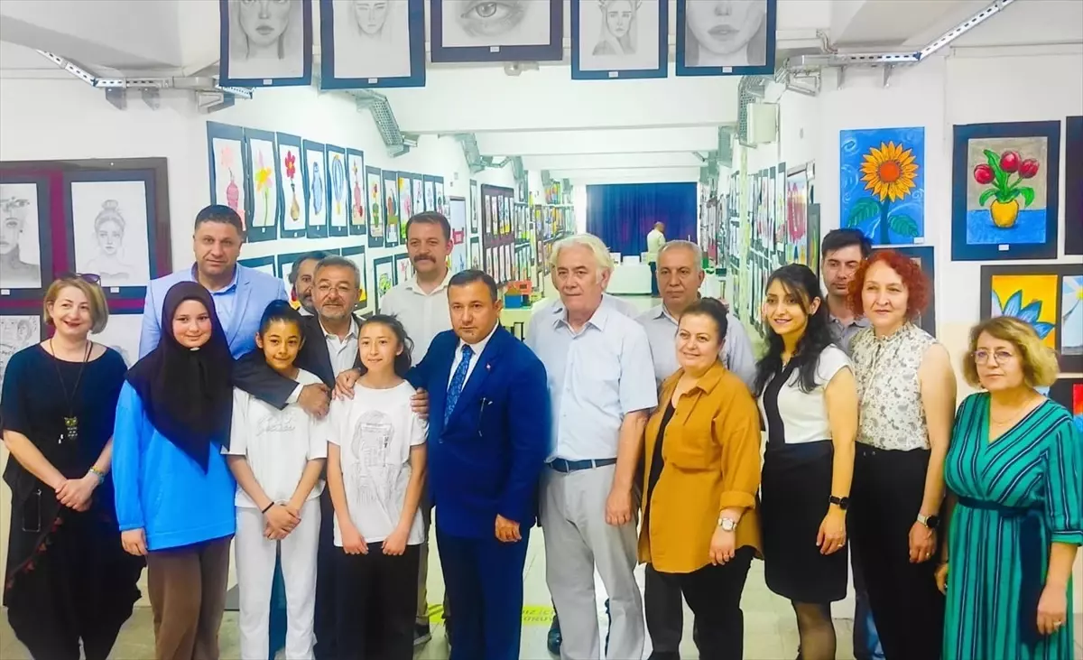 Nallıhan'da Tuğrulbey İlk ve Ortaokulu'nda Sene Sonu Resim Sergisi Açıldı