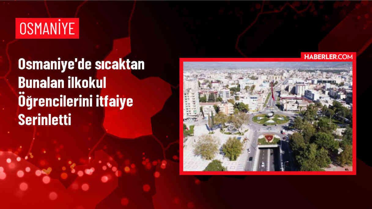 Okul Bahçesindeki Öğrencileri Serinleten İtfaiye Ekibi