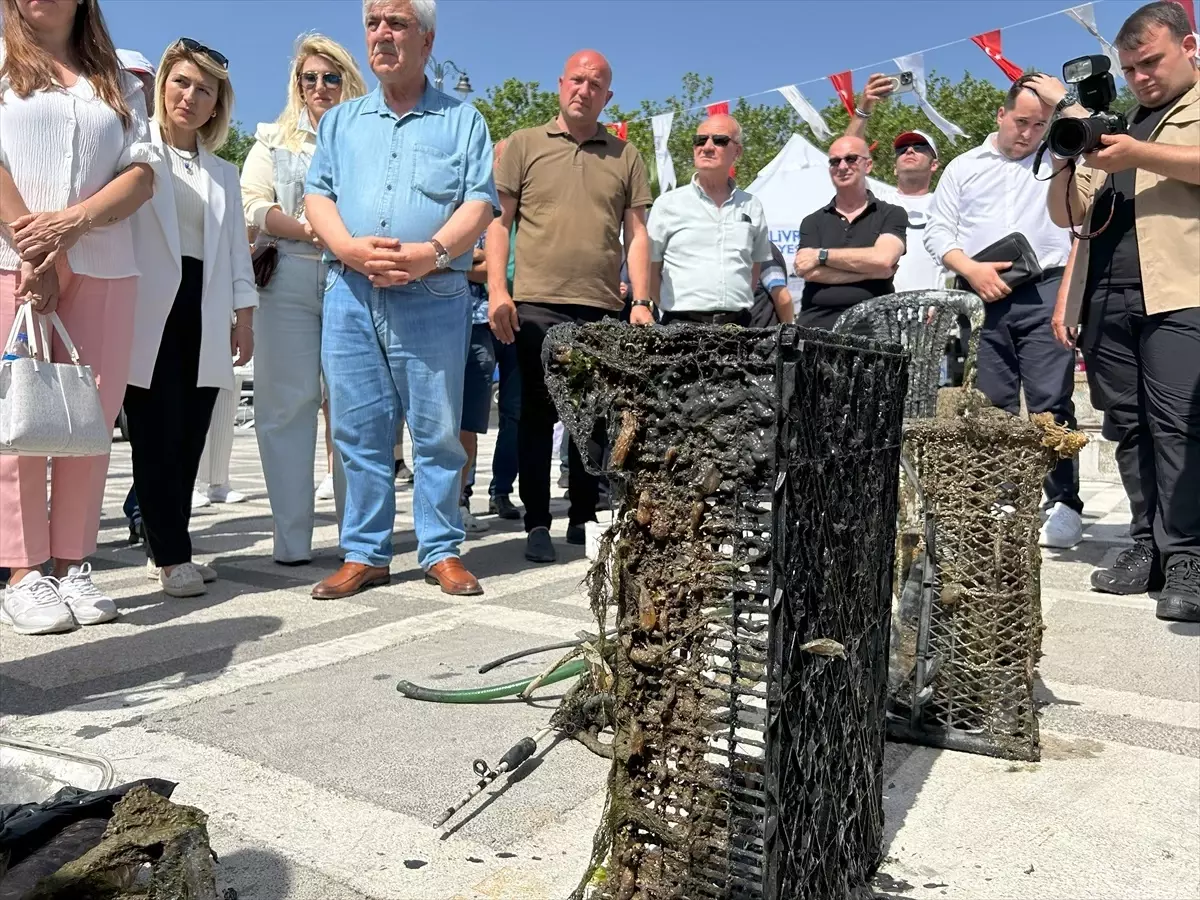 Silivri'de Dalgıçlar Tarafından Yapılan Temizlik Çalışmasında Deniz Altından Çöpler Çıktı