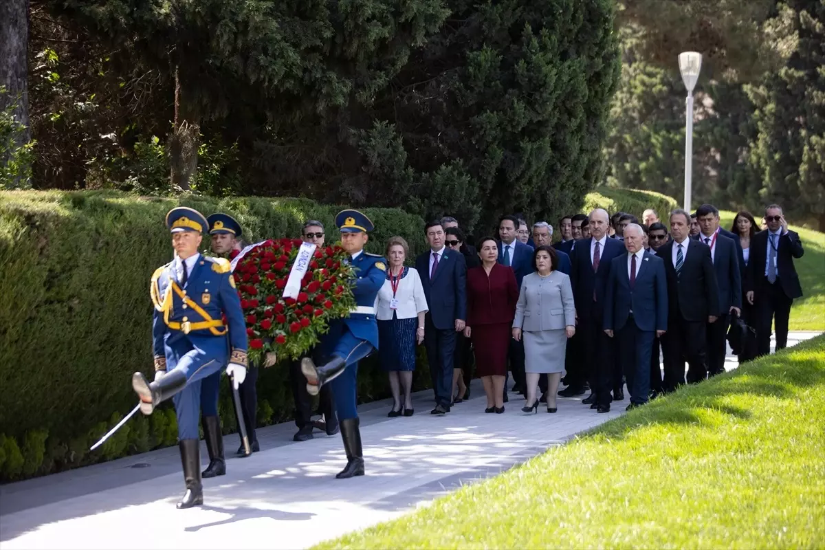 TBMM Başkanı Numan Kurtulmuş, TÜRKPA Genel Kurulu dolayısıyla Azerbaycan'da şehitlikleri ziyaret etti