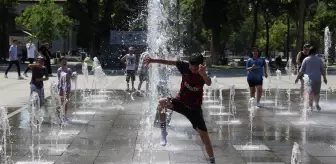 Tokat'ın Erbaa ilçesinde çocuklar sıcaktan bunalınca fıskiyelerin altına sığındı