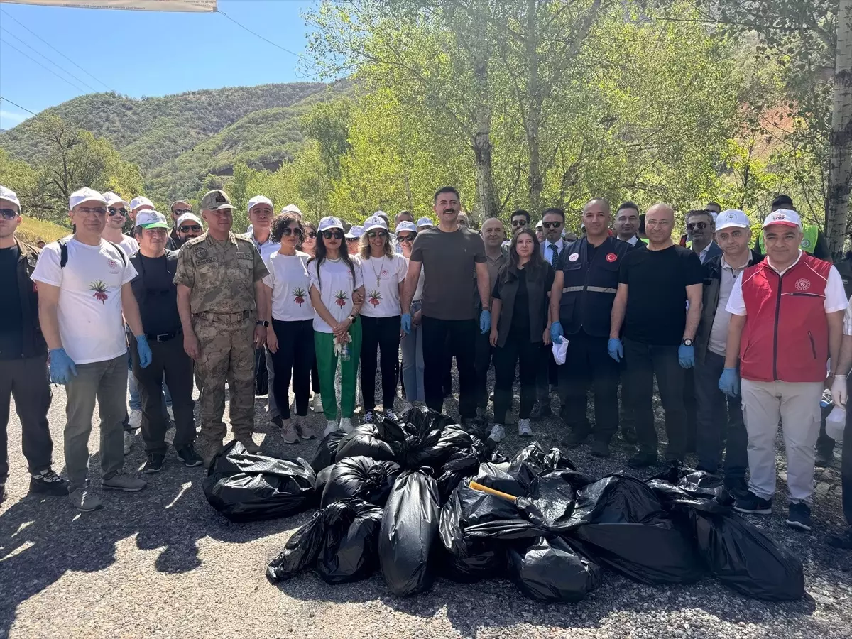 Tunceli'de Munzur Vadisi Milli Parkı'nda Çevre Temizliği Etkinliği