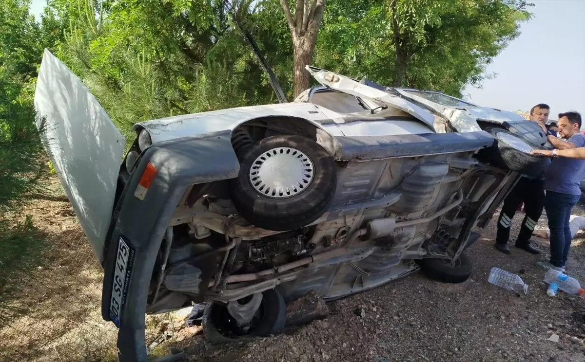 Uşak'ta Kamyonla Otomobil Çarpışması: 1 Ölü, 4 Yaralı