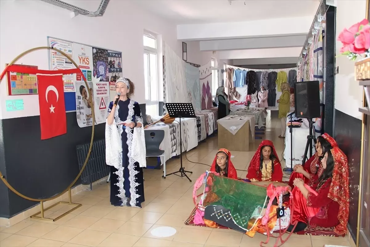 Yalıhüyük Halk Eğitimi Merkezi'nde El Sanatları Sergisi Açıldı