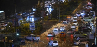 Ankara, sağanak yağışa teslim oldu, fırtına tabelayı devirdi: 1 ölü