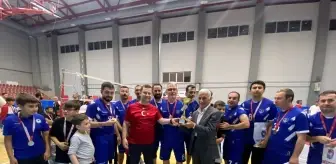 Of'ta düzenlenen voleybol turnuvasında Filenin Uşakları şampiyon oldu