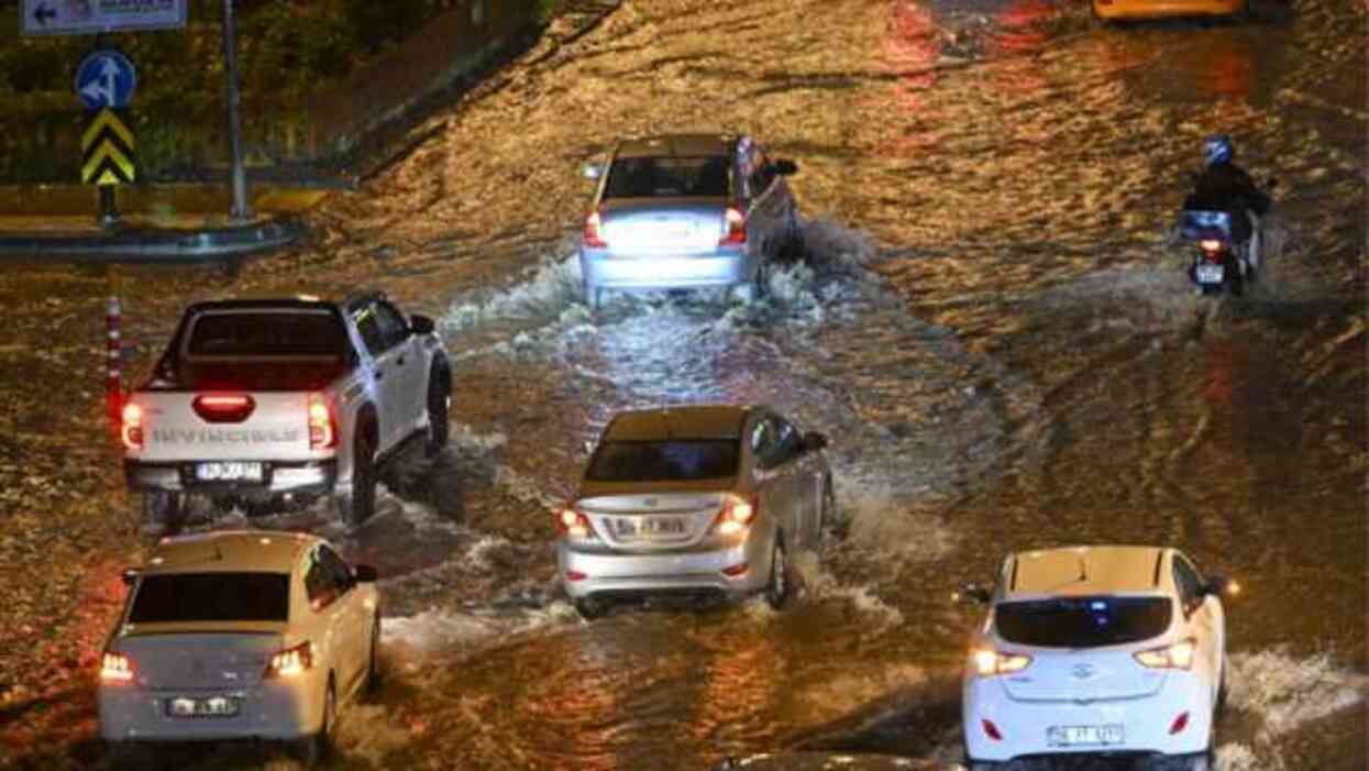 Seyir halindeyken üzerine yıldırım düştü! Alev topuna dönen motorun sürücüsü yol kenarına savruldu