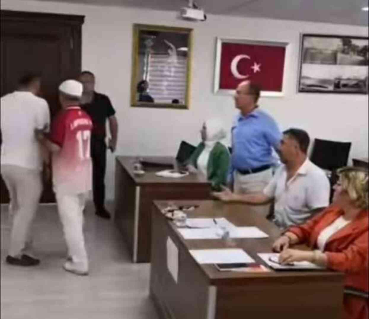 belediye-baskanina-kim-bu-candaroglu-diye-17412435_3025_m belediye-baskanina-kim-bu-candaroglu-diye-17412435_3025_m Belediye başkanına 'Kim bu Candaroğlu?' diye soruldu, iş insanı 'Benim' diyerek meclisi bastı Belediye başkanına “Kim bu Candaroğlu?” diye soruldu, iş insanı “Benim” diyerek meclisi bastı belediye baskanina kim bu candaroglu diye 17412435 3025 m
