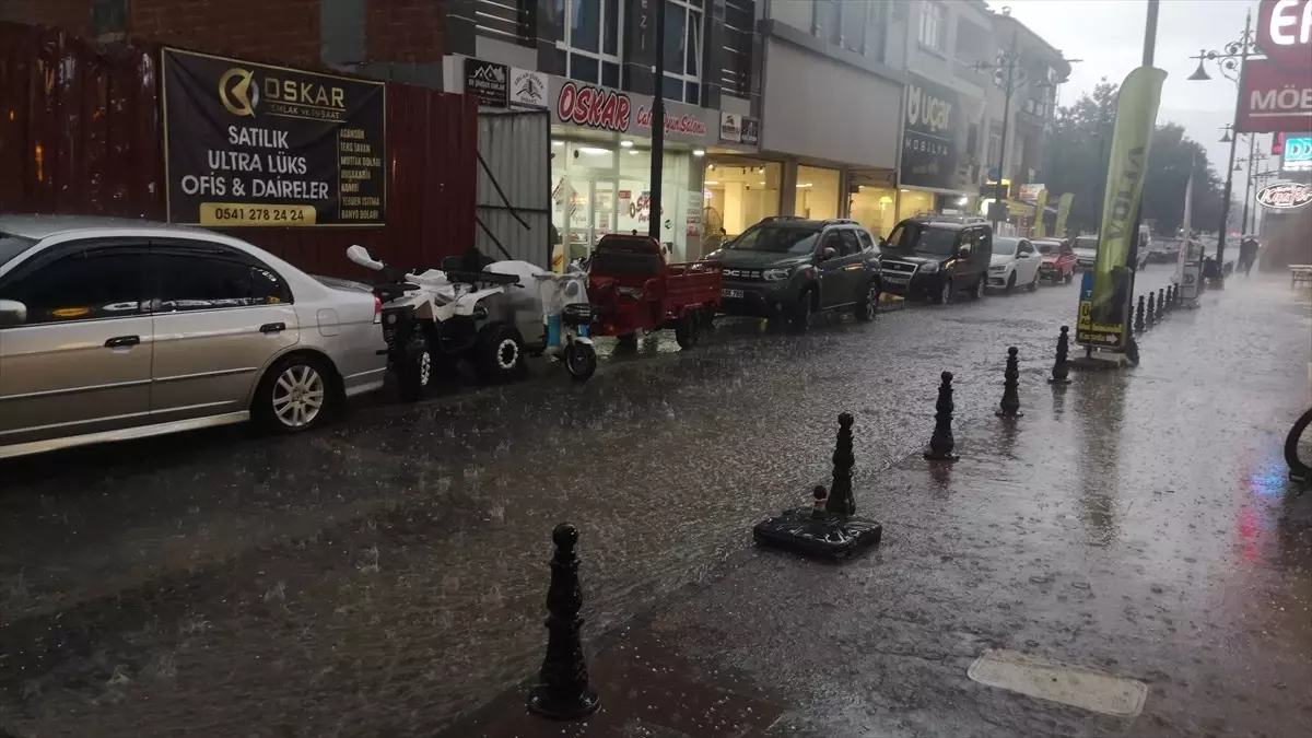 Erzincan'da Sağanak ve Dolu Sonucu Evler Su Altında Kaldı