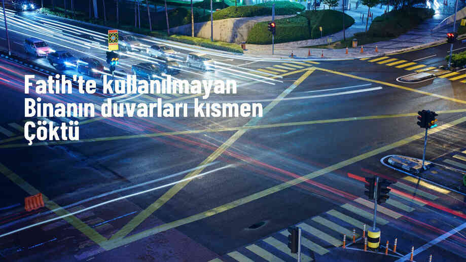 Fatih'te kullanılmayan iki katlı binanın duvarları kısmen çöktü
