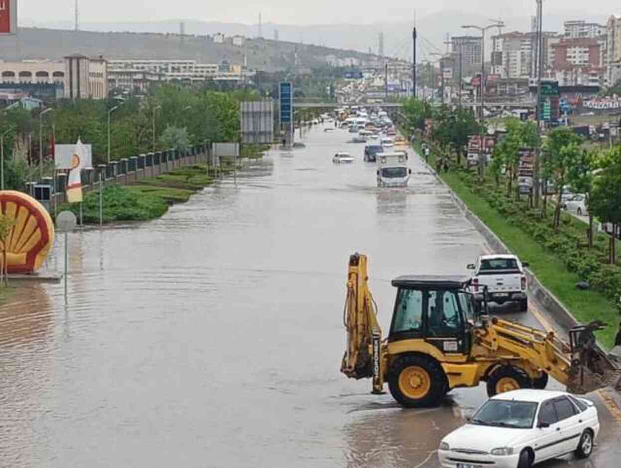 Şiddetli yağış başkenti felç etti! Sokaklar göle döndü, araçlar suya gömüldü Şiddetli yağış başkenti felç etti! Sokaklar göle döndü, araçlar suya gömüldü