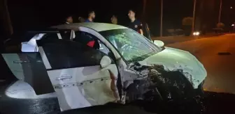 Tokat'ın Erbaa ilçesinde otomobilin aydınlatma direğine çarpması sonucu 3 kişi yaralandı