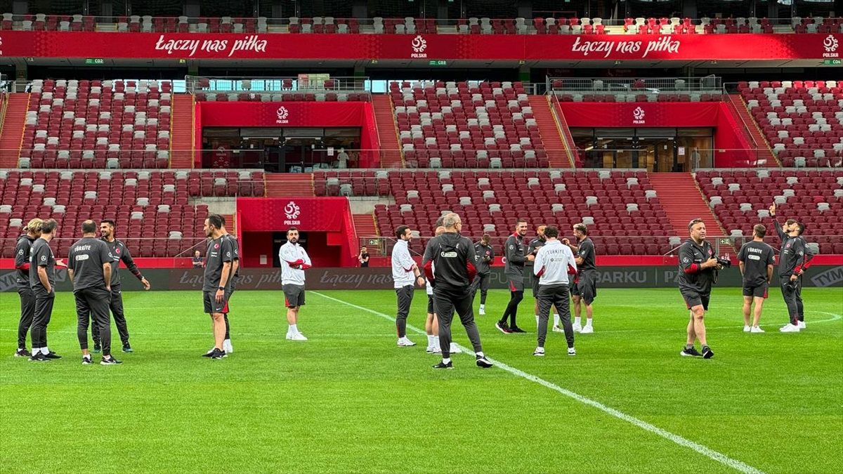 A Milli Futbol Takımı, Polonya maçı öncesi yürüyüş gerçekleştirdi