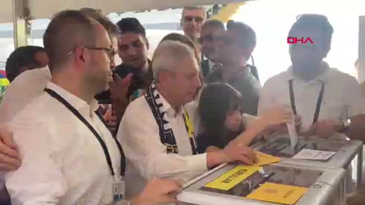 Aziz Yıldırım Fenerbahçe Başkanlığı için oy kullandı