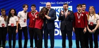 Kürsüye doğru koşarak Erdoğan'a sarılan kız bakın kim çıktı
