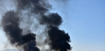 İzmir Kemalpaşa'da palet atölyesinde çıkan yangına müdahale ediliyor