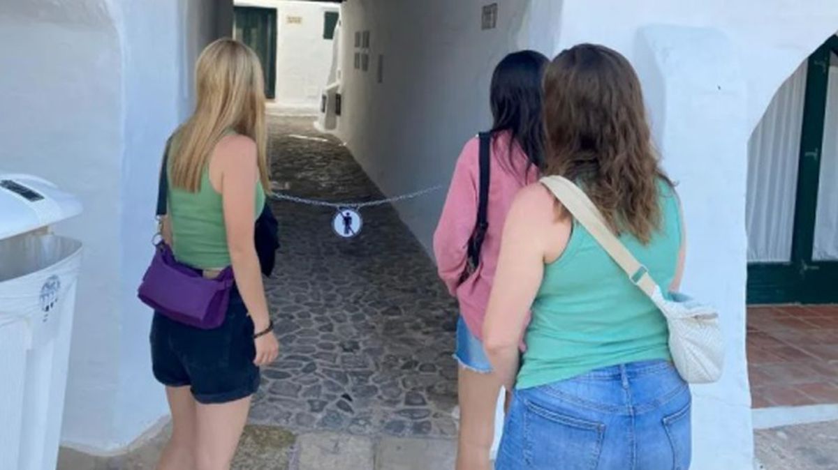 Avrupa'nın turizm noktasında yerel halk, turistlerin gelişini engellemek için tatil köylerinin girişini kapattı