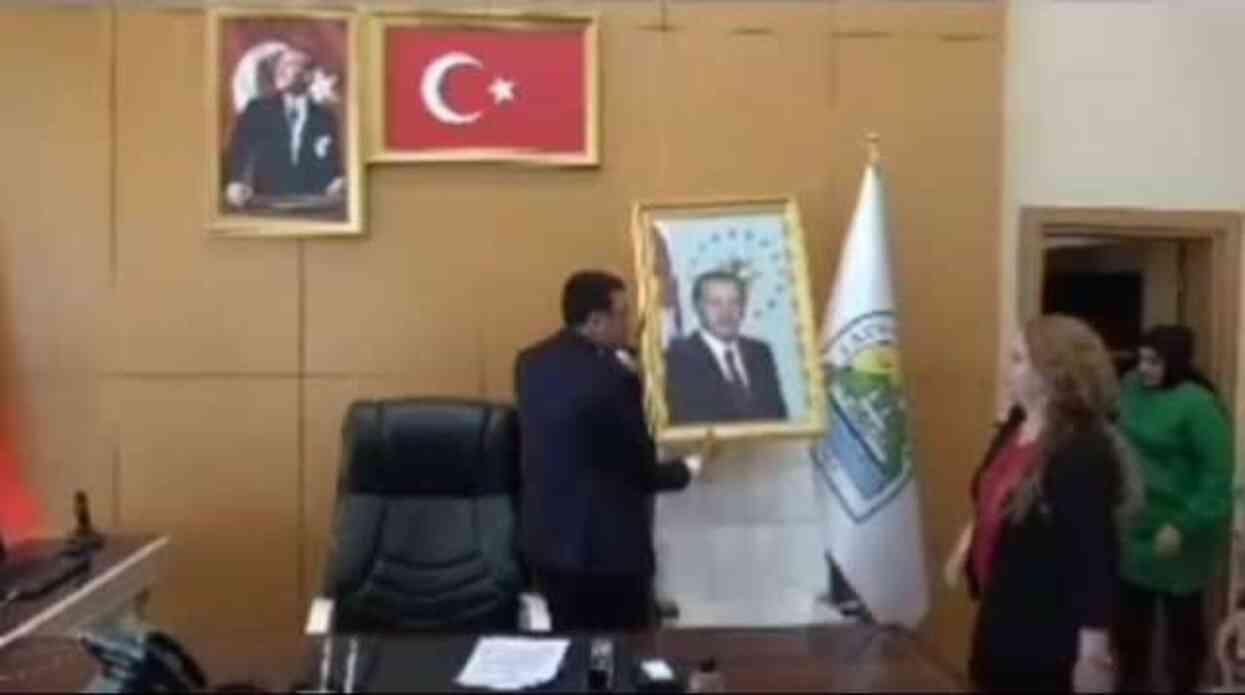 Cumhurbaşkanı Erdoğan'ın fotoğrafını indiren DEM Partili başkan ifade verdi Cumhurbaşkanı Erdoğan'ın fotoğrafını indiren DEM Partili başkan ifade verdi