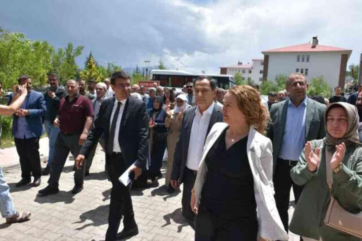 Cumhurbaşkanı Erdoğan'ın fotoğrafını indiren DEM Partili başkan ifade verdi Cumhurbaşkanı Erdoğan'ın fotoğrafını indiren DEM Partili başkan ifade verdi