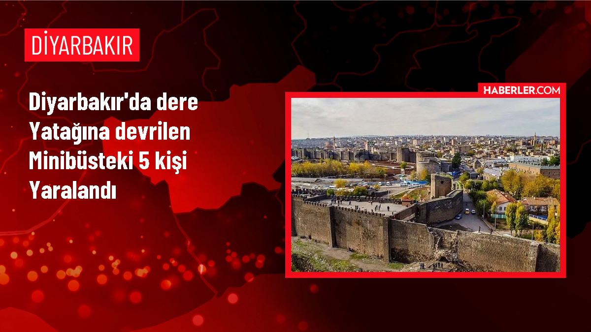 Diyarbakır'da minibüs dere yatağına devrildi, 5 kişi yaralandı