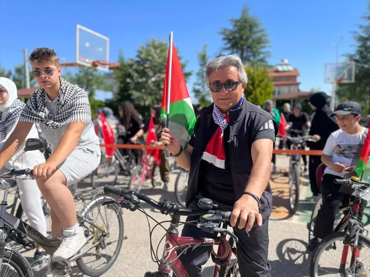 Isparta'da öğretmen ve öğrenciler İsrail'in saldırılarını protesto etmek için pedal çevirdi