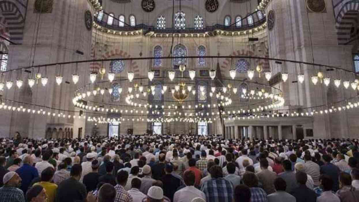 Kurban Bayramı namazı kaç rekat, nasıl kılınır? Kurban bayram namazına nasıl niyet edilir? Bayram namazında kaç tekbir alınır?