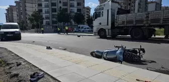 Çorum'da hafif ticari araç ile elektrikli motosikletin çarpıştığı kaza güvenlik kamerasınca kaydedildi