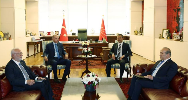 Oturma düzenini nasıl olacağı merak konusuydu! Erdoğan ve Özel'in 12. kattaki görüşmesinden ilk görüntüler geldi