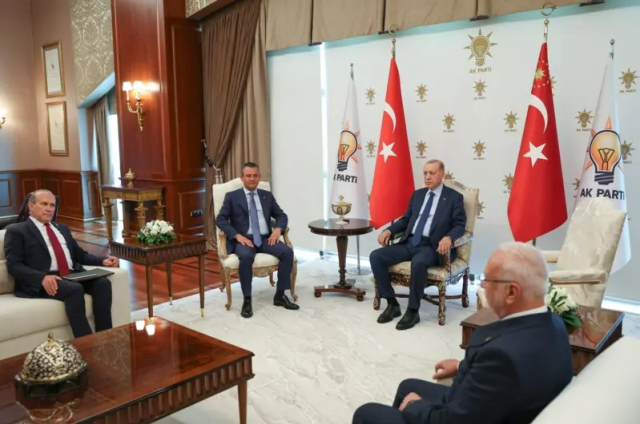 Oturma düzeninin nasıl olacağı merak konusuydu! Erdoğan ve Özel'in 12. kattaki görüşmesinden ilk görüntüler geldi