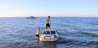 Trabzon'da arabasıyla denize dalan vatandaş, çevredekiler tarafından kurtarıldı