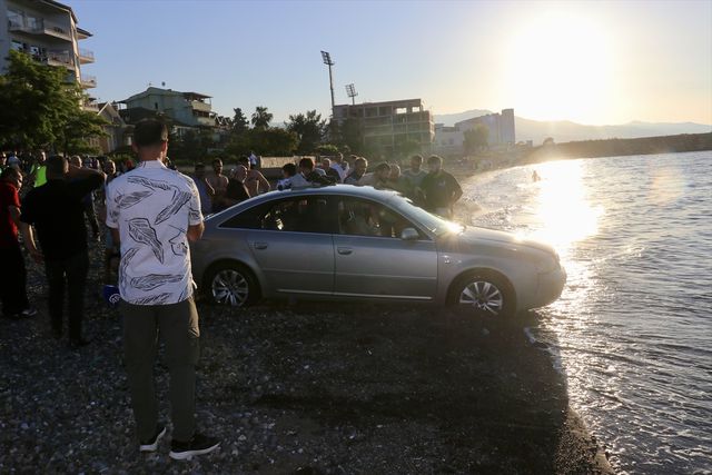 Trabzon'da arabasıyla denize dalan vatandaş, çevredekiler tarafından kurtarıldı