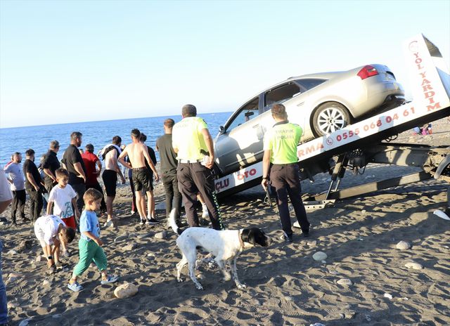 Trabzon'da arabasıyla denize dalan vatandaş, çevredekiler tarafından kurtarıldı