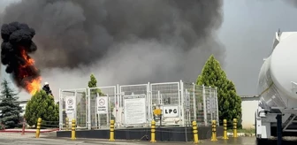 Benzin istasyonunun yanındaki palet fabrikası alev alev yandı! Ekipler yangını 2 saatte söndürdü