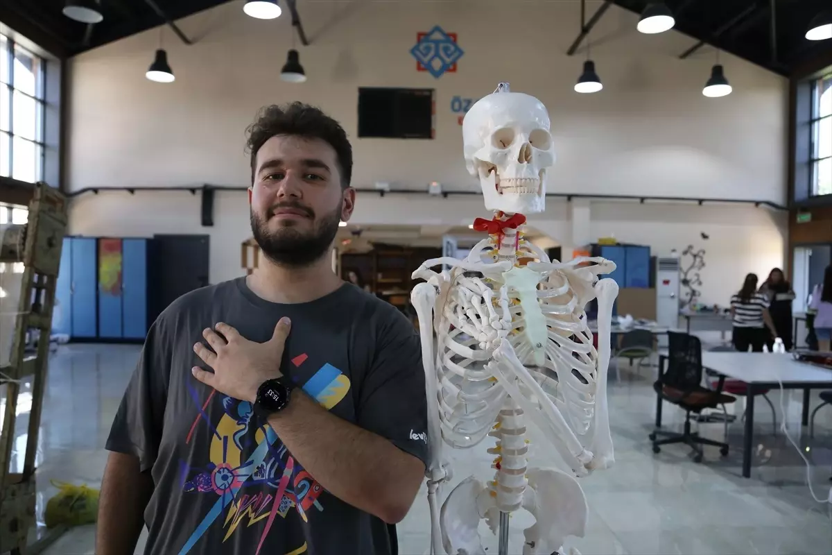 Malatya Turgut Özal Üniversitesi öğrencileri geri dönüşüm eserlerini sergiledi