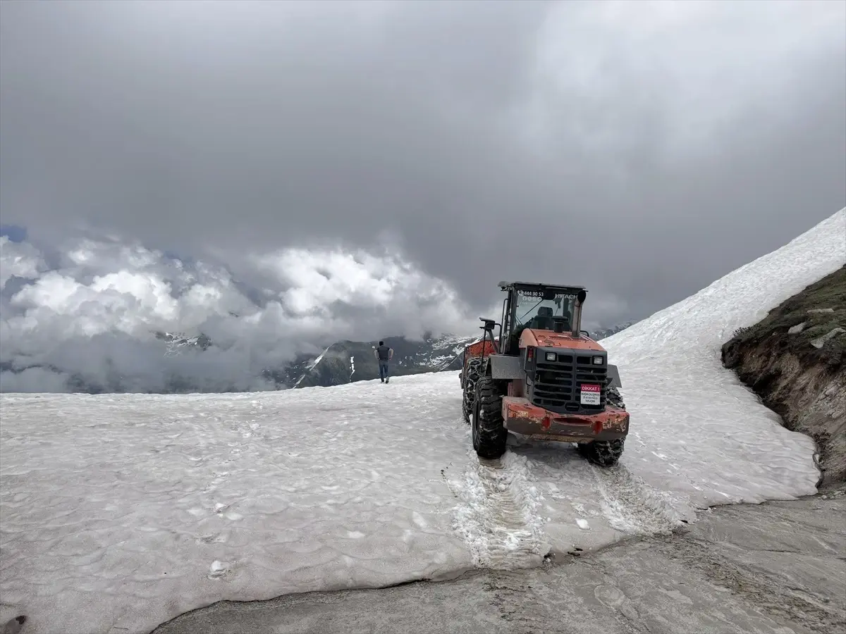 Rize'de Yayla Yollarında Karla Mücadele Çalışmaları Devam Ediyor