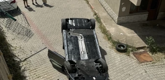 Edirne'de bir apartmanın bahçesine düşen otomobildeki anne ile oğlu yaralandı