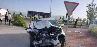 Erzurum'da kamyonetle otomobilin çarpışması sonucu 12 kişi yaralandı