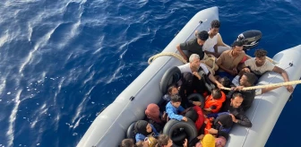 İzmir'de lastik botlarda 13'ü çocuk 36 düzensiz göçmen yakalandı