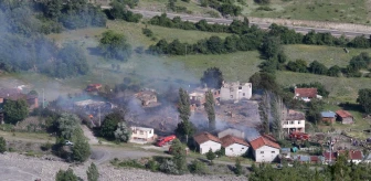 Kastamonu'nun Araç ilçesinde çıkan yangında 11 ev yandı
