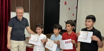 Tahran Türk Okulu Öğrencileri Karne Sevincini Yaşadı