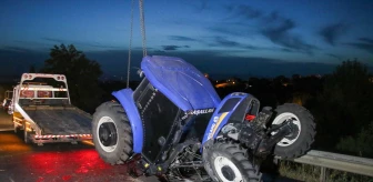 Uşak'ta Traktörle Hafif Ticari Araç Çarpışması: 2'si Çocuk 5 Kişi Yaralandı