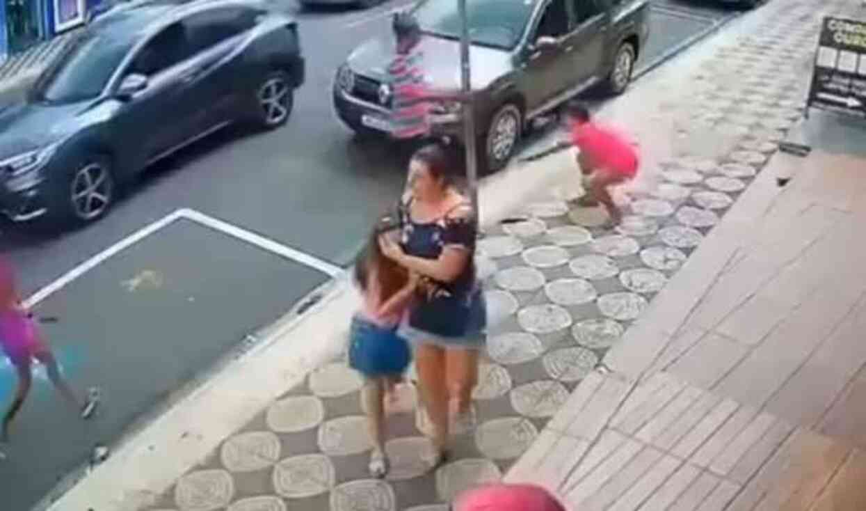 Brezilya'da annesi ile yürüyen bir çocuğa saldıran kadın, başka bir kişi tarafından darp edildi