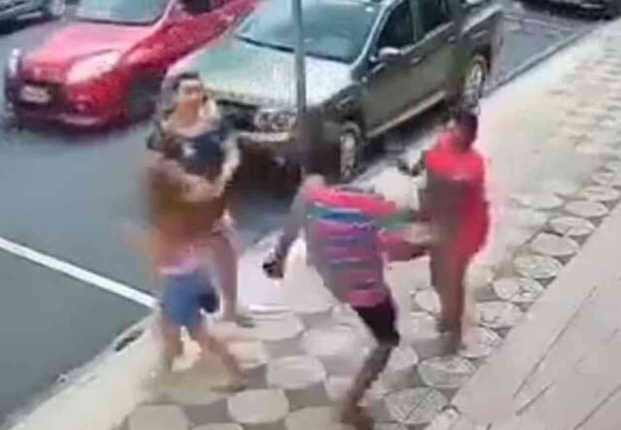 Brezilya'da annesi ile yürüyen bir çocuğa saldıran kadın, başka bir kişi tarafından darp edildi