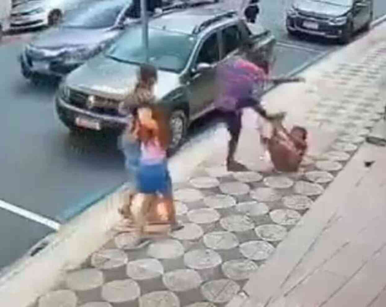 Brezilya'da annesi ile yürüyen bir çocuğa saldıran kadın, başka bir kişi tarafından darp edildi