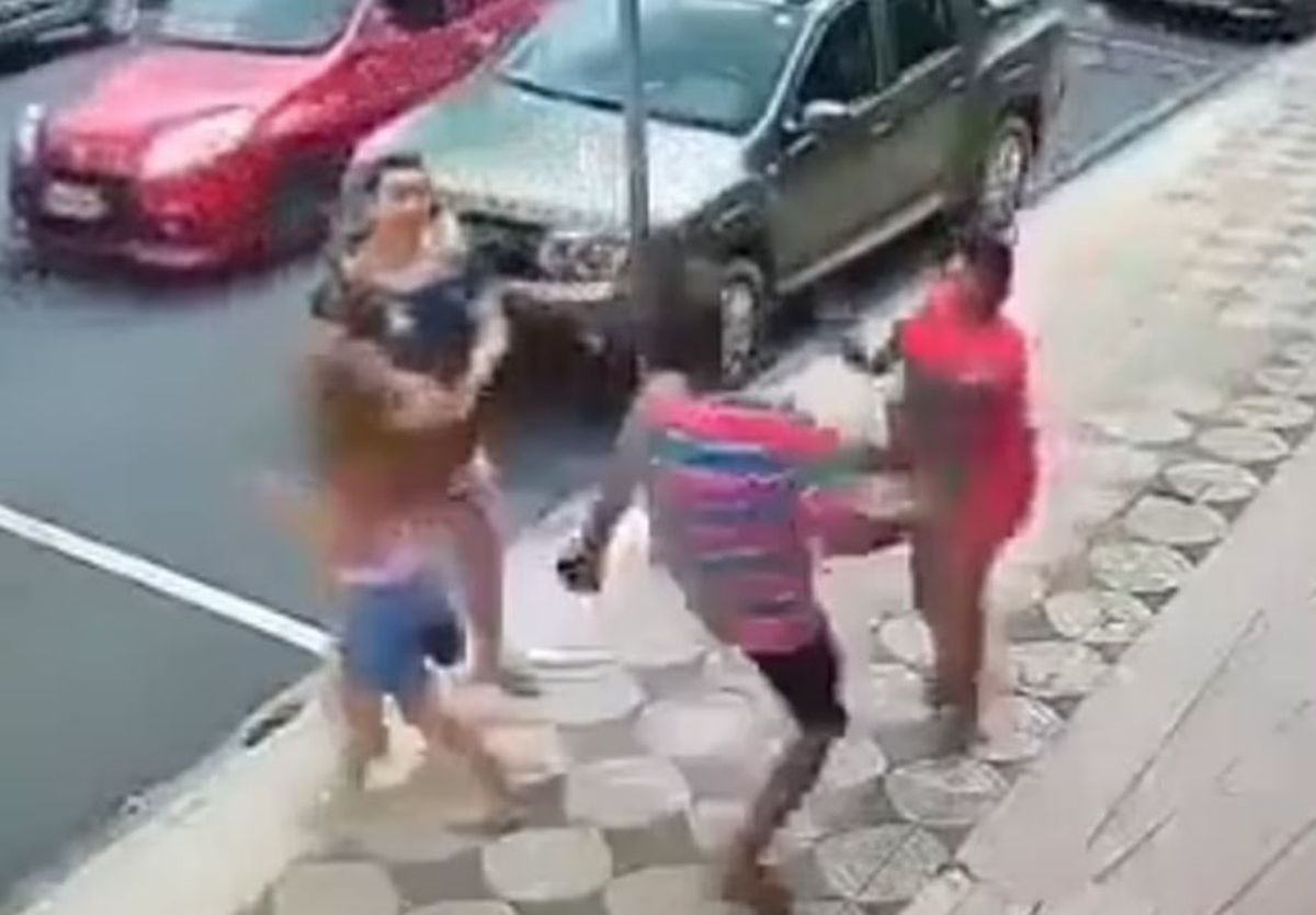 Brezilya'da annesi ile yürüyen bir çocuğa saldıran kadın, başka bir kişi tarafından darp edildi