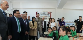 Kayseri'de Vali ve Belediye Başkanı Öğrencilerin Karne Sevincine Ortak Oldu